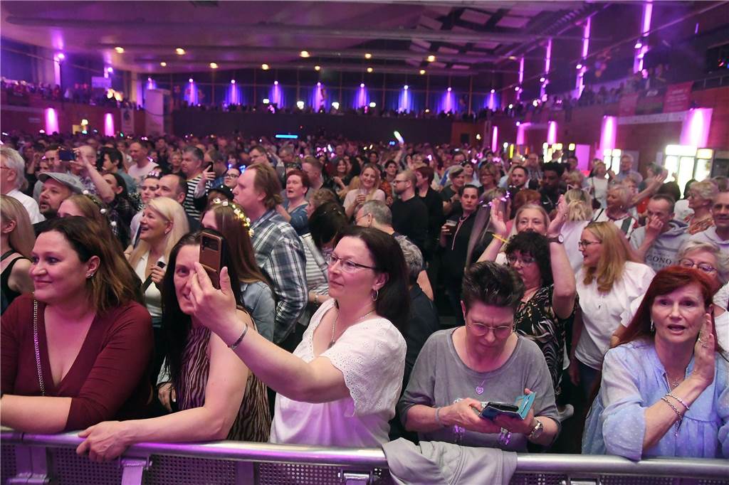 Und schnell noch ein Selfie in der Menge: Bei der Solidarfonds-Schlagerparty wurde von 20 Uhr bis nach Mitternacht in den Mai gefeiert.