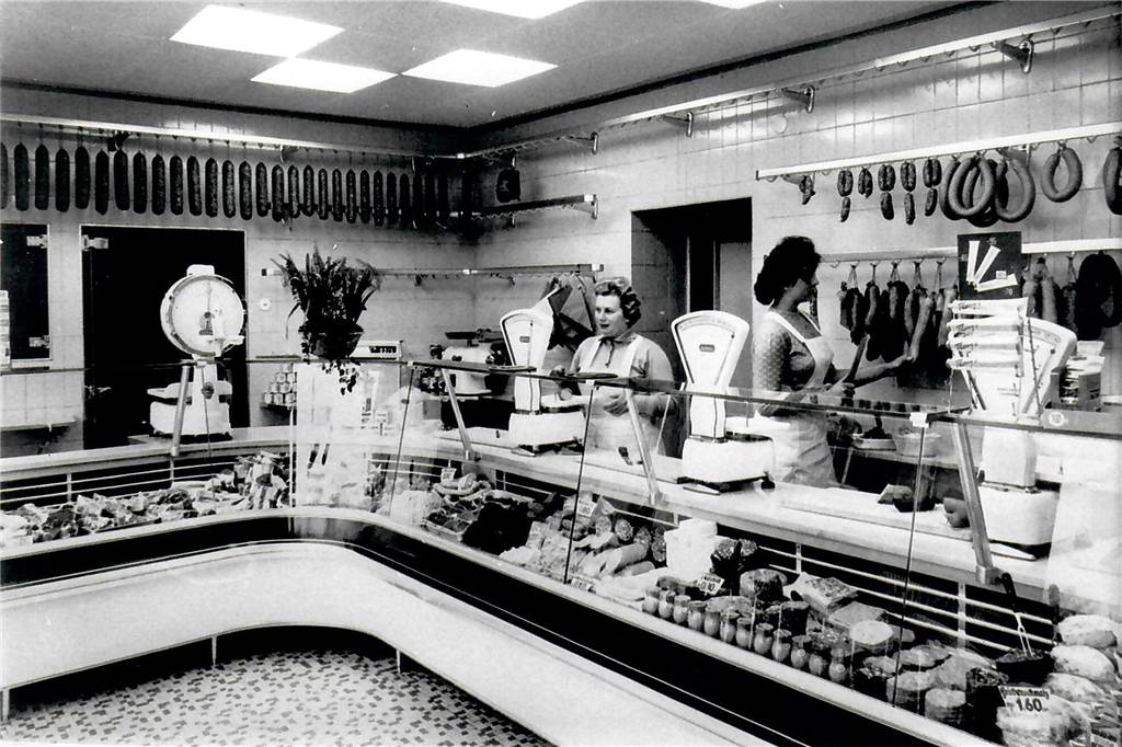 Metzgerei Pötter: Erinnerungen an den Ururopa und den Fleischwurstpokal Und so sah der Laden an der Evinger Str. 272 im Jahr 1956 aus. Bereits 1956 war eine Verkäuferin, die aus Ungarn stammte, bei Pötters tätig