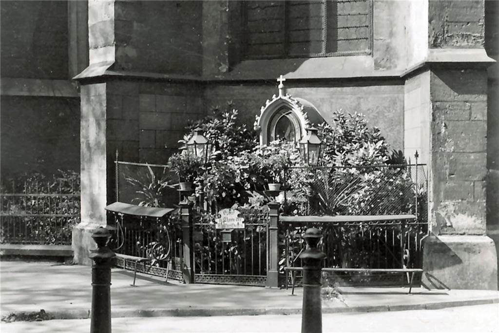 Mit Video: Madonna gibt‘s in Werne gleich dreimal prominent zu sehen Und so sah es an dieser Stelle früher einmal aus: Die Statue an der Christophorus Kirche war durch einen Zaun geschützt.