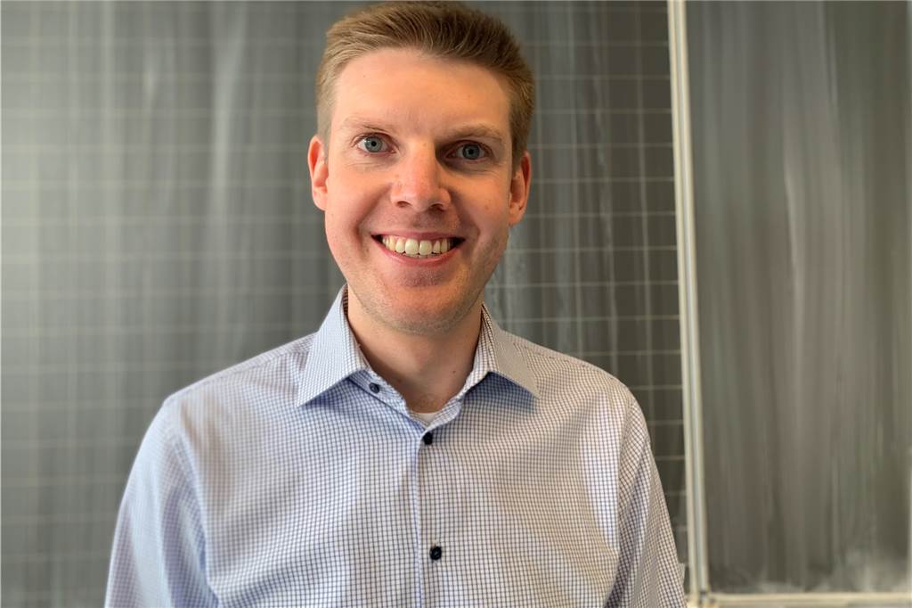 Digitalisierung am Gymnasium: Gute Ausstattung, langsames Internet Und so sieht Christian Gervens (31) ohne Mund-Nasen-Schutz aus. Keine Sorge: Beim Fotografieren hat die Redakteurin ausreichend Abstand gehalten.