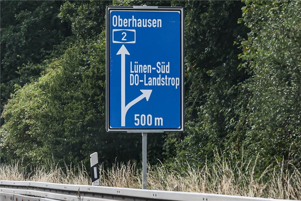Kurioser Schreibfehler bei neuem A2-Anschluss: Schild benennt Lanstrop um Und so sieht das fehlerhafte Autobahnschild insgesamt aus