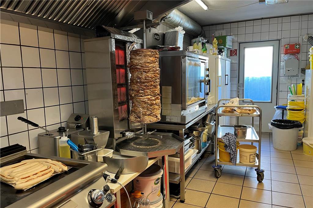 „Greek Kitchen“: Neues Schnellrestaurant auf S+E-Gelände gut gestartet Und so sieht's in der Küche der "Greek Kitchen" an der Flughafenstraße aus