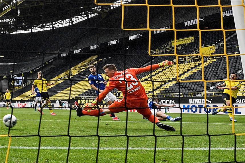 Und wieder ein Gegentor für Schalke: Raphael Guerreiro hat zum 2:0 für den BVB getroffen - S04-Torhüter Markus Schubert hatte den Treffer mit einem schwachen Abschlag selbst eingeleitet.