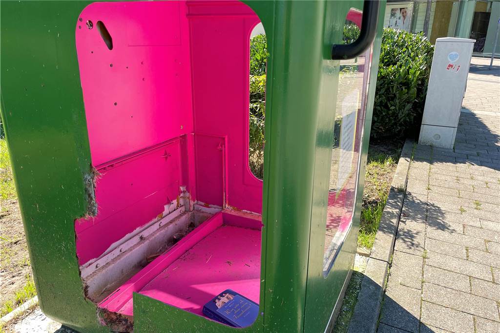 Unvernünftige Bürger torpedieren Sanierung der Bücher-Telefonzelle Und wieder hat jemand trotz Bitte, das nicht zu tun, ein Buch in die Zelle geworfen.