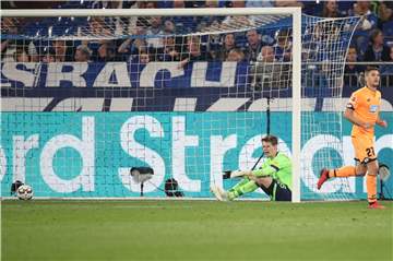 Und wieder hat‘s gescheppert: Schalkes Torhüter Alexander Nübel ist buchstäblich am Boden, während der Ball im Tor liegt.