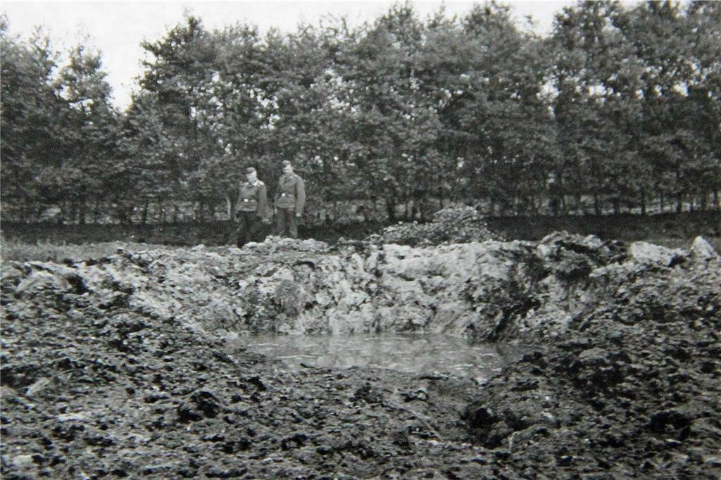 Theo Jurek (91) erlebt das Kriegsende am 1. April als 12-Jähriger Undatierte Aufnahme eines Bombentrichters in Werne.