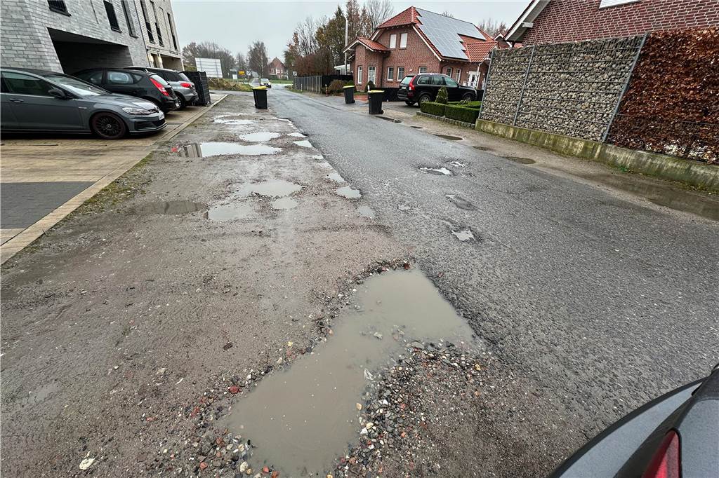 Kritik an Verhältnissen auf Weischerstraße: „So ist das nicht tragbar“ Unebenheiten und Wasserlachen kennzeichnen das Straßenbild an der Weischerstraße in Nordkirchen (Foto am 8. Dezember).