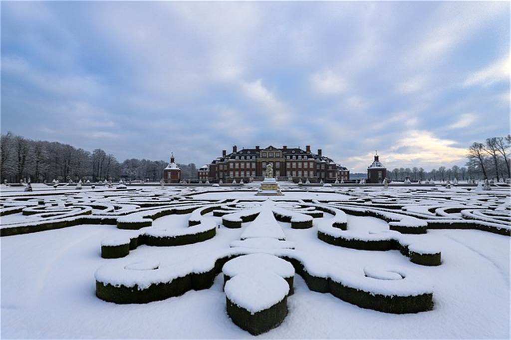 Frischluftkur ganz nah: 7 Wanderrouten durchs winterliche NRW schloss nordkirchen voller schnee