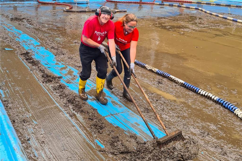 Freibad Wellinghofen: Becken nach drei Tagen fertig geputzt, aber die Technik streikt Unermüdlich am Schieber: Der gesamte Boden des Beckens musste vom Schlamm befreit werden.