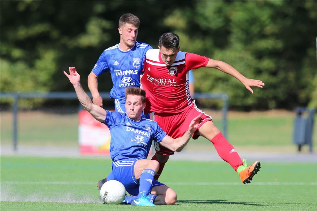 Frohlinde ist nicht mehr Spitzenreiter - alle Spiele der Landesliga bis zur Kreisliga B Unermüdlich warf sich David Queder (blaues Trikot, vorn) auf der rechten Seite der Obercastroper in die Zweikämpfe gegen alle Akteure des SV Firtinaspor Herne, die einen Durchstoß wagten.