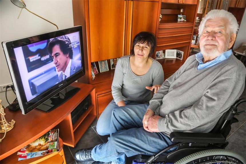 Polnische Pflegerin soll Rundfunkgebühr für ganze Familie zahlen Unerwartete Schwierigkeiten bereitet das Fernsehen Hans-Peter Dominiak und seiner Pflegerin Anna Lukszo.