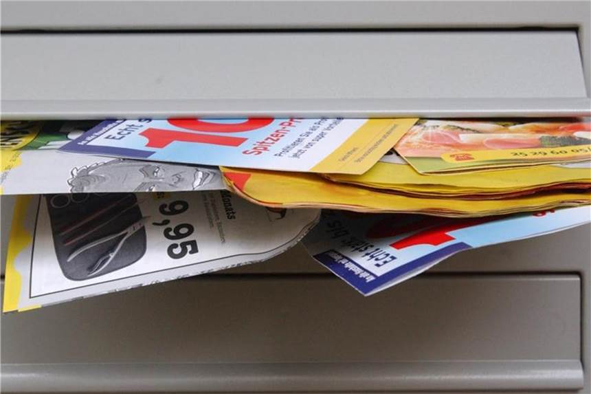 Wie gegen Werbung per Post wehren? Unerwünschte Werbung kann den Briefkasten überquellen lassen. Die Robinsonliste hilft, die Werbeflut in den Griff zu kriegen. Foto: Siewert Falko