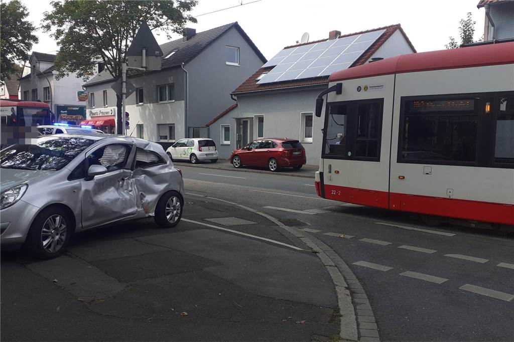 15 Unfälle in 7 Monaten - Polizei, DSW21 und ADAC erklären Gefahren in Wickede Unfälle wie hier, bei denen Autos mit der Stadtbahnlinie U43 kollidieren, gibt es auf dem Wickeder Hellweg immer wieder.