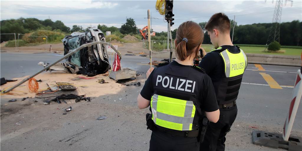 Nach zwei tödlichen Unfällen auf B236: Straßen.NRW zieht Konsequenzen Unfallaufnahme beim zweiten der tödlichen Vorfälle am Ende der B236-Ausbaustrecke innerhalb weniger Wochen am 26. Juni.