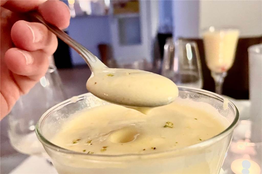 Restaurant Matenaar: Wenn die Knusper-Blutwurst sich an die Jakobsmuschel schmiegt Unfassbar lecker, der Nachtisch: Zabaione mit Früchten der Saison und hausgemachtem Vanilleeis.