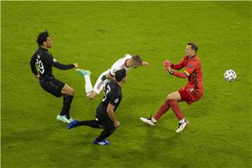 Ungarns Andras Schäfer (M.) düpiert Leroy Sane, Mats Hummels und Manuel Neuer.