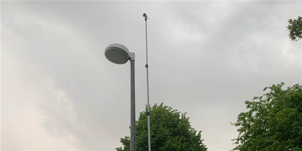 Seltsame Stangen am Straßenrand im Dortmunder Westen – das steckt dahinter Ungefähr so hoch wie eine Straßenlaterne sind die Teleskopstangen, die derzeit in Mengede stehen.