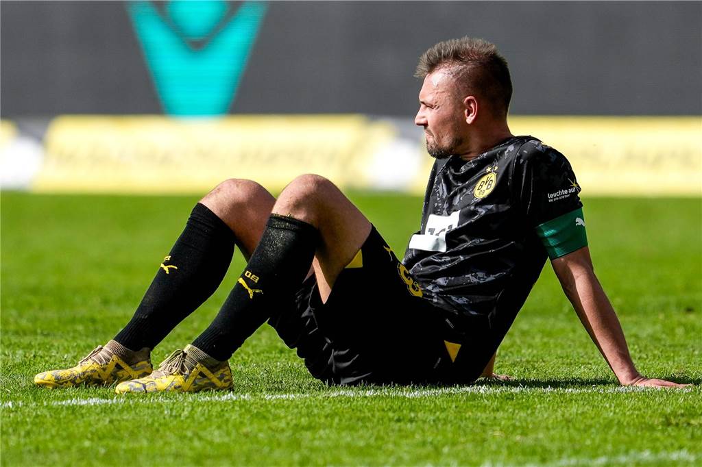 BVB-U23 stürzt auf Rang elf ab: Für Dortmund steht eine bislang gute Saison auf dem Spiel Franz Pfanne sitzt auf dem Rasen.