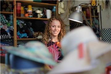 Ungewisse Zukunft: Nach ihrer Ausbildung zur Modistin will Monique Stahl eventuell noch ein Modestudium absolvieren. Foto: Ina Fassbender