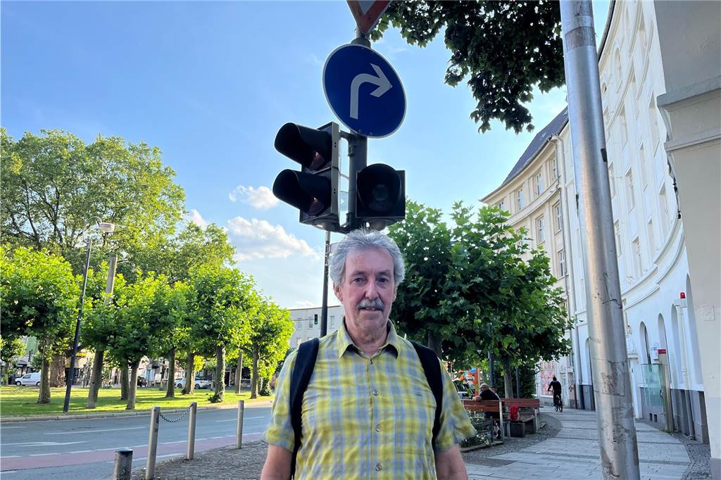 „Lebensgefährlich“: Experte prangert Missstände in der Nordstadt an Ungewöhnlich: Die Fußgängerampel an der Einmündung der Oesterholzstraße in den Borsigplatz ist nur dann in Betrieb, wenn sich eine Straßenbahn nähert - sonst sind die Fußgänger auf sich allein gestellt.