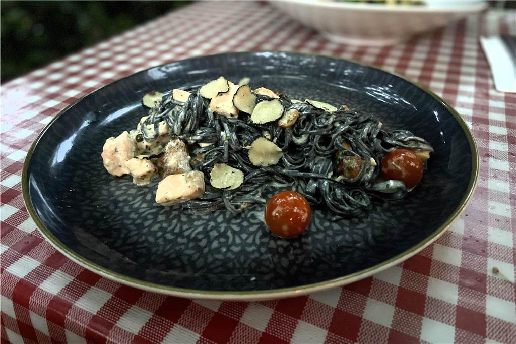 Die Trattoria Puglia im Biergarten-Check: Ein kleines Stück Italien Ungewöhnliche Farbe und ein zarter Geschmack: schwarze Tagliatelle mit Pfifferlingen, Lachs und Trüffelscheiben.