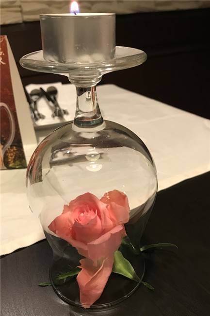 Seit 39 Jahren bietet das „Adriatik“ Balkanküche in der Innenstadt von Lünen Ungewöhnliche Tischdekoration mit frischen Blumen.