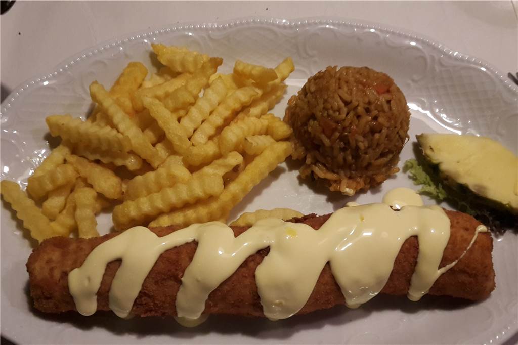 Seit 39 Jahren bietet das „Adriatik“ Balkanküche in der Innenstadt von Lünen Ungewöhnlicher Anblick: Beim Schnitzel Adriatik wird das Schweinefleisch mit der Füllung aufgerollt.