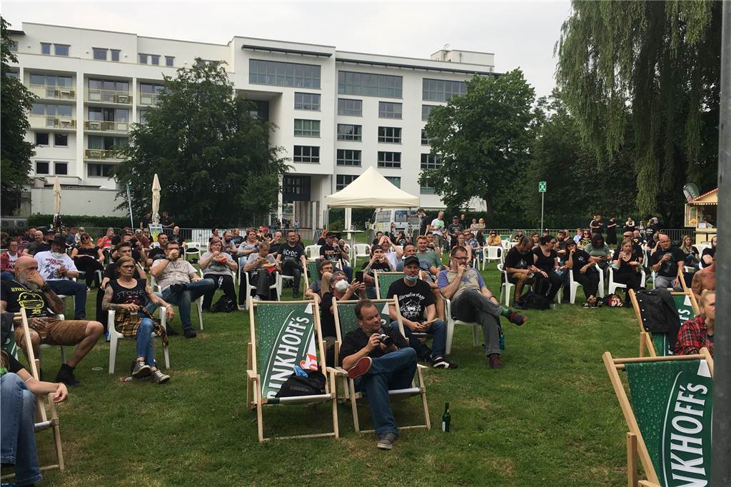 Wieder Livekonzert in Lünen: „Schön, bekannte Gesichter zu sehen“ Ungewöhnlicher Anblick für ein Rock-Punk Konzert: Das Publikum saß ruhig auf den Stühlen.