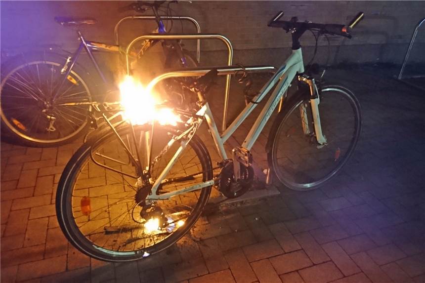 Brandstiftung an der Marga-Spiegel-Schule: Mal wieder, aber ganz ungewöhnlich Ungewöhnlicher Einsatz für die Feuerwehr: Unbekannte haben offenbar dieses Fahrrad mit Öl übergossen und angezündet.