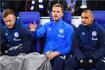 Ungewohnter Anblick: Kapitän Ralf Fährmann auf der Bank, hier zwischen Cedric Teuchert (l.) und Ahmed Kutucu.