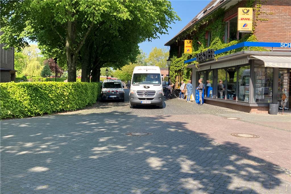Neue Bürgerbus-Linie in Vreden gestartet – Fahrgäste müssen sich anpassen Ungewohntes Bild: Am Montag fuhr der Bürgerbus zum ersten Mal zur neuen Haltestelle am Marktplatz.