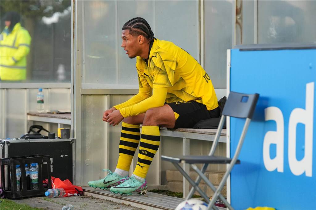 BVB-Toptalent steht mit U17 im WM-Achtelfinale: Paris Brunner auf dem Weg zurück zur Normalität Paris Brunner sitzt auf der Ersatzbank.