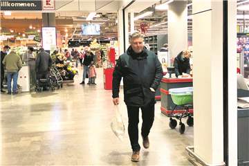 Autor Alexander Spieß bei seinem Einkauf ohne Maske in einem Supermarkt.