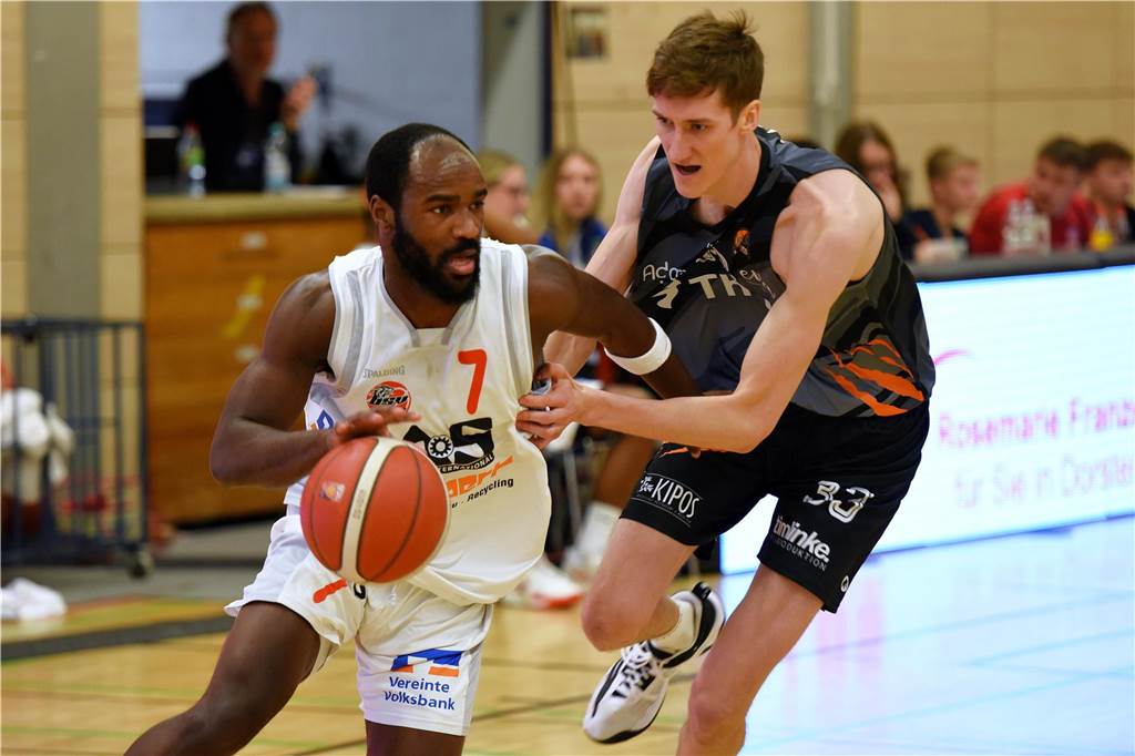 Jonas Harper dribbelt gegen Alexander Kortenbreer