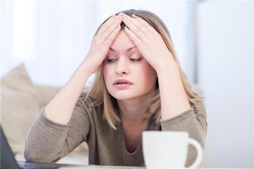 Bei dauerhaftem Frust im Job Gleichgesinnte suchen Ungünstige Arbeitsbedingungen können Stress auslösen und für ein schlechtes Betriebsklima sorgen. Am besten lassen sich Probleme gemeinsam mit Kollegen lösen, rät eine Expertin. Foto: Christin Klose/dpa-tmn
