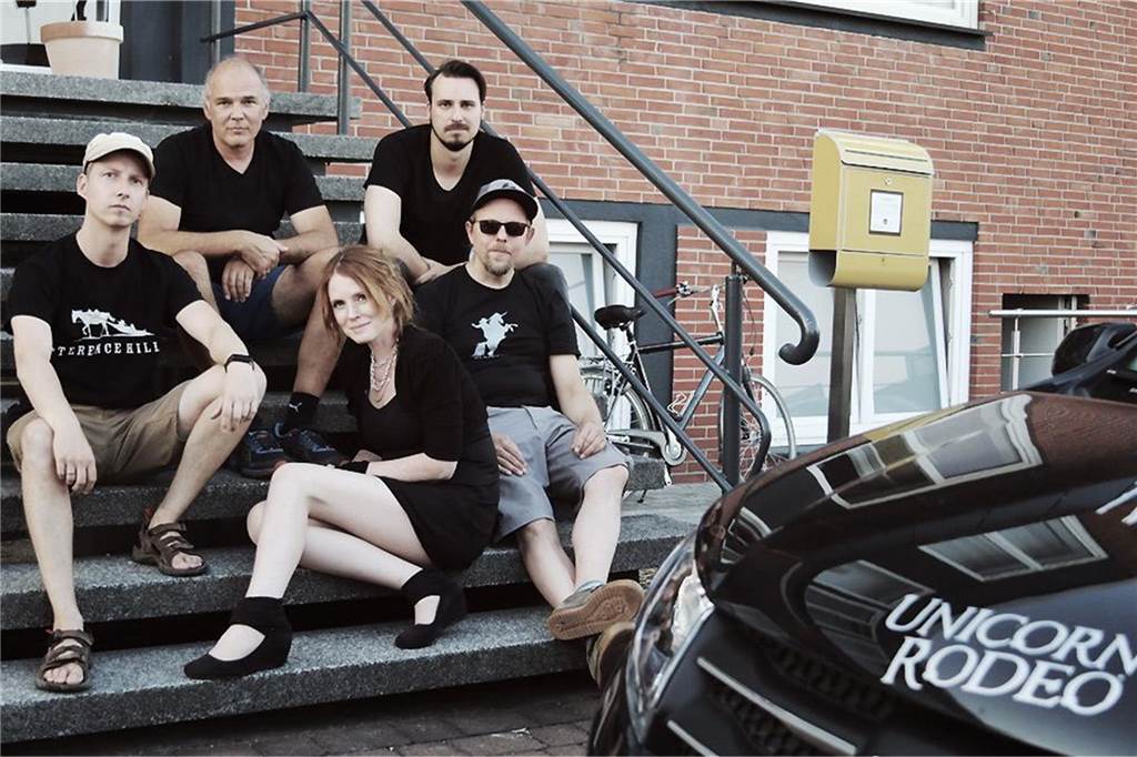 Unicorn Rodeo sind fünf Ruhrpottkinder aus Herne, Herten, Recklinghausen und Witten, die die Leidenschaft zur Musik zusammengeführt hat. Micha am Bass, Lars und Marc an der Gitarre, Andi am Schlagzeug und Silvi am Mikrofon. (Sa. 19.15 Uhr).