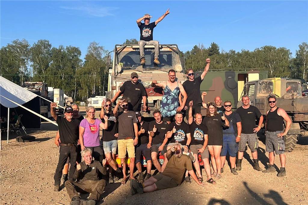 Mit dem Unimog Alfred Wemhoff und Team fahren durch Wasser und Schlamm Beste Stimmung unter den Teams beim Rallye-Camp.