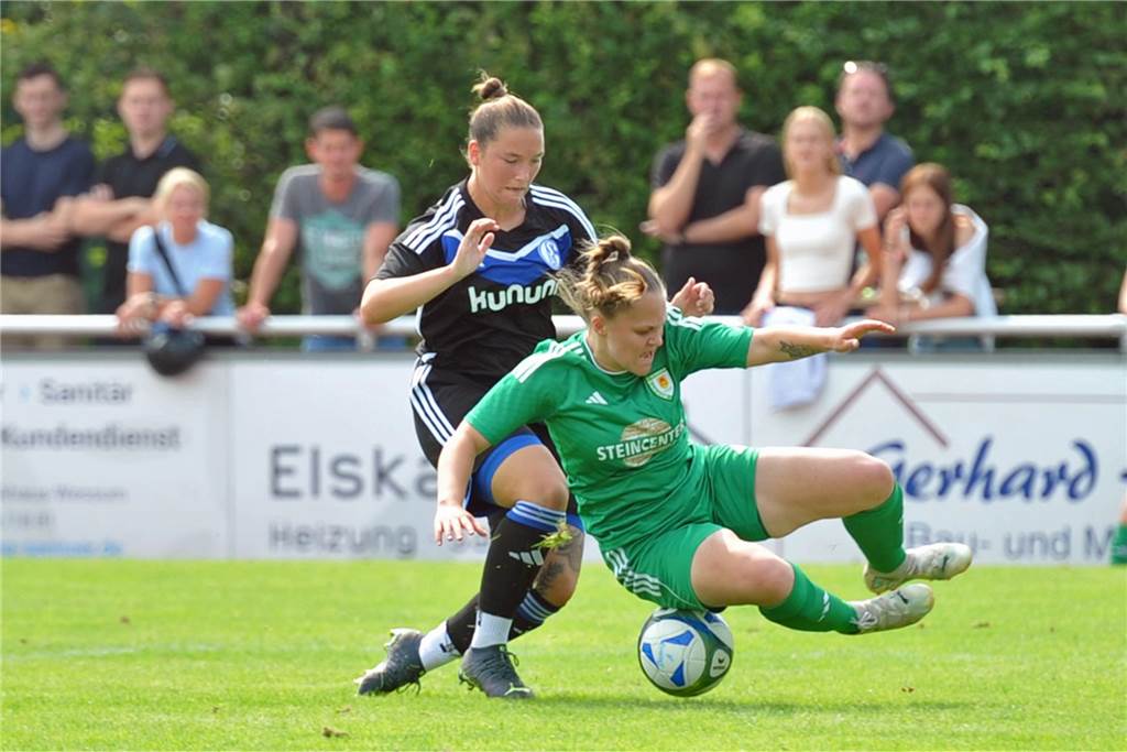 Union Wessum unterliegt Schalke 04 am Ende deutlich: „Hätten gern zur Halbzeit aufgehört“ Unions Saskia Witte wirft sich hier in den Zweikampf.