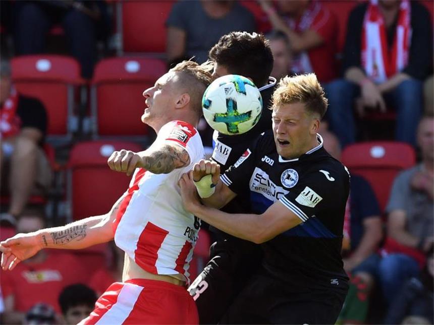 Bielefeld erstmals ohne Sieg: Remis bei Union Berlin Unions Sebastian Polter (l) im Zweikampf gegen Florian Dick (M) und Christoph Schösswendter von Arminia Bielefeld. Foto: Maurizio Gambarini