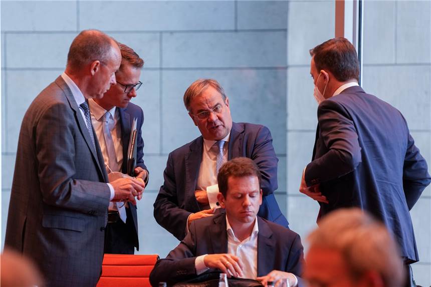 Hauptsache, Macht: Warum bei der Union der große Knall (noch) ausbleibt Unionskanzlerkandidat Armin Laschet (2.v.r.) steht mit CDU-Generalsekretär Paul Ziemiak (r.) und den CDU-Bundestagsabgeordneten Carsten Linnemann (2.v.l.) und Friedrich Merz nach dem Treffen der NRW-Landesgruppen im Sitzungssaal zusammen.