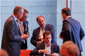 Unionskanzlerkandidat Armin Laschet (2.v.r.) steht mit CDU-Generalsekretär Paul Ziemiak (r.) und den CDU-Bundestagsabgeordneten Carsten Linnemann (2.v.l.) und Friedrich Merz nach dem Treffen der NRW-Landesgruppen im Sitzungssaal zusammen.