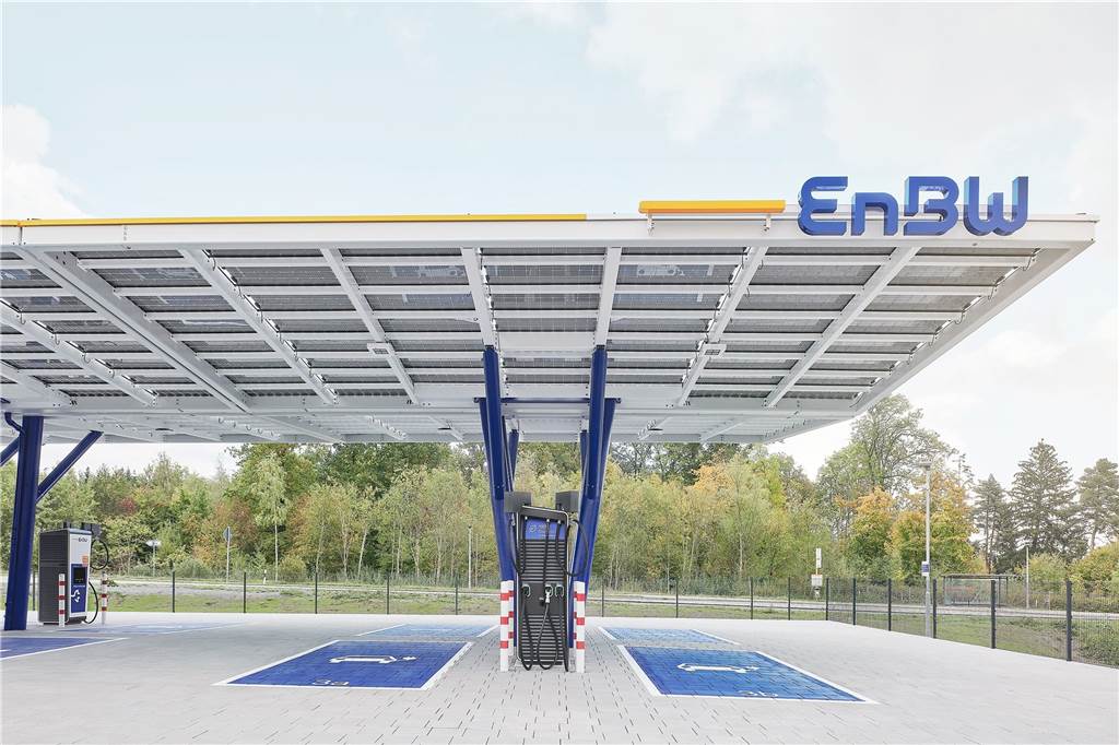 Elektroauto bei einer Tasse Kaffee aufladen: „Kein Unterschied zur Tankstelle“ Unmittelbar an der A8 in Höhe des Leonberger Kreuz hat die EnBW einen neuen Ladepark eröffnet, der Vorbild für das Kamener Projekt ist.