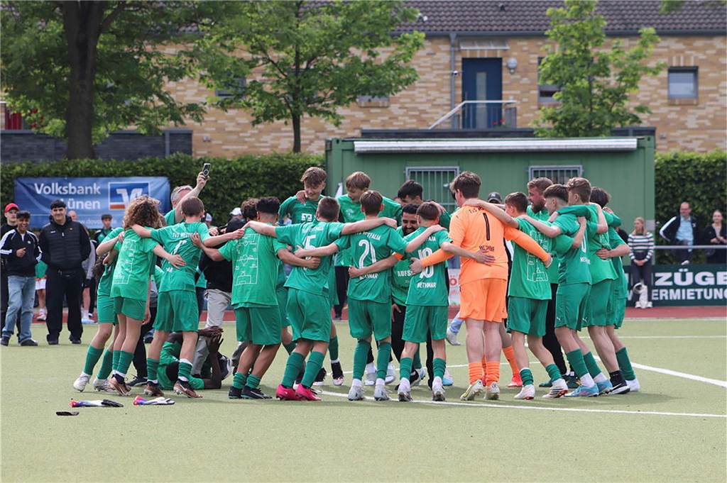 Wethmar-U15 macht Bezirksliga-Meisterschaft und Aufstieg in die Landesliga perfekt Die Wethmar-Spieler hüpfen im Kreis.