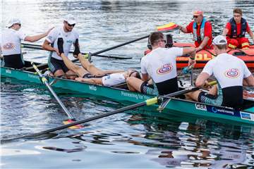 Unmittelbar nach Ende des Kanal-Cups kümmern sich die Ruderer des Deutschland-Achters um ihren zusammengebrochenen Teamkollegen Christopher Reinhardt.