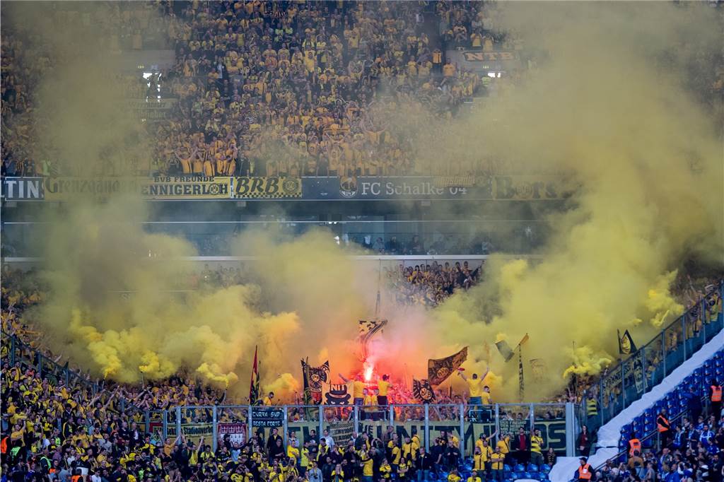 Schalke gegen den BVB: Schlägerei im Dortmunder Hauptbahnhof - Pyrotechnik im Stadion Unmittelbar vor dem Anpfiff wurde im BVB-Fanblock massiv Pyrotechnik gezündet.