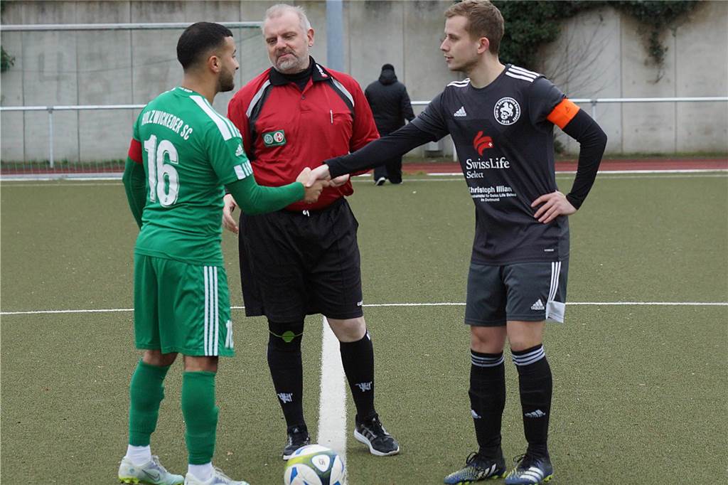 Neuer Kunstrasen ein schwacher Trost: Hemmerde-Spieler im Trashtalk mit Bürgermeister Dirk Wigant Unnas Bürgermeister Dirk Wigant (M.) ist im Fußballkreis Unna-Hamm selbst als Schiedsrichter im Einsatz. Der Sportsmann nahm die Spitze vom TuS Hemmerde mit Humor und lachte selbst ein wenig über die Reaktion von Martin Kuhlmann, der meinte, der TuS habe lange genug auf den neuen Kunstrasenplatz gewartet.