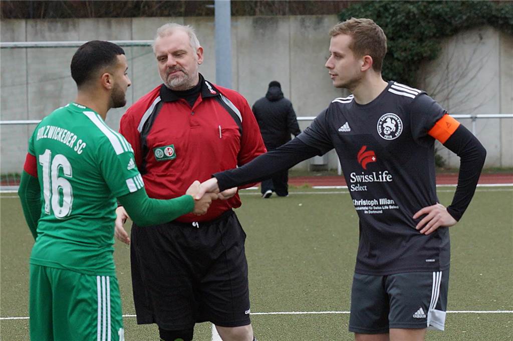 Unnas Bürgermeister als Schiedsrichter: „Deshalb ist keine netter zu mir“ Unnas Bürgermeister Dirk Wigant (Mitte) bei der Begrüßung zwischen Mohammed Boulakhuf (Holzwickeder SC III) und Christopher Beyer (TuS Hemmerde, r.).