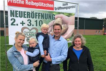 "Unnebrink´s Hofladen" eröffnet am Wochenende: Darauf freuen sich bereits (v.l.) Andrea Bramert, ihre Kinder Oskar und Michel, Manuel Unnebrink-Bramert und dessen Mutter Beate Unnebrink.
