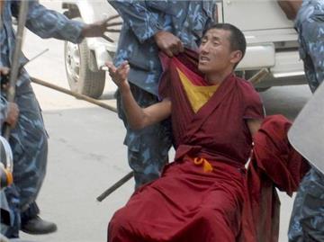 Unruhen in Nepal: Polizisten verhaften am Montag einen tibetischen Mönch vor der chinesischen Botschaft in Kathmandu.