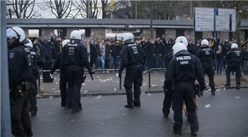 Unschöne Szenen beim Spiel BVB gegen RB Leipzig: Die Polizei hatte Mühe, die Randalierer - hier vor dem Stadion Rote Erde - unter Kontrolle zu halten.